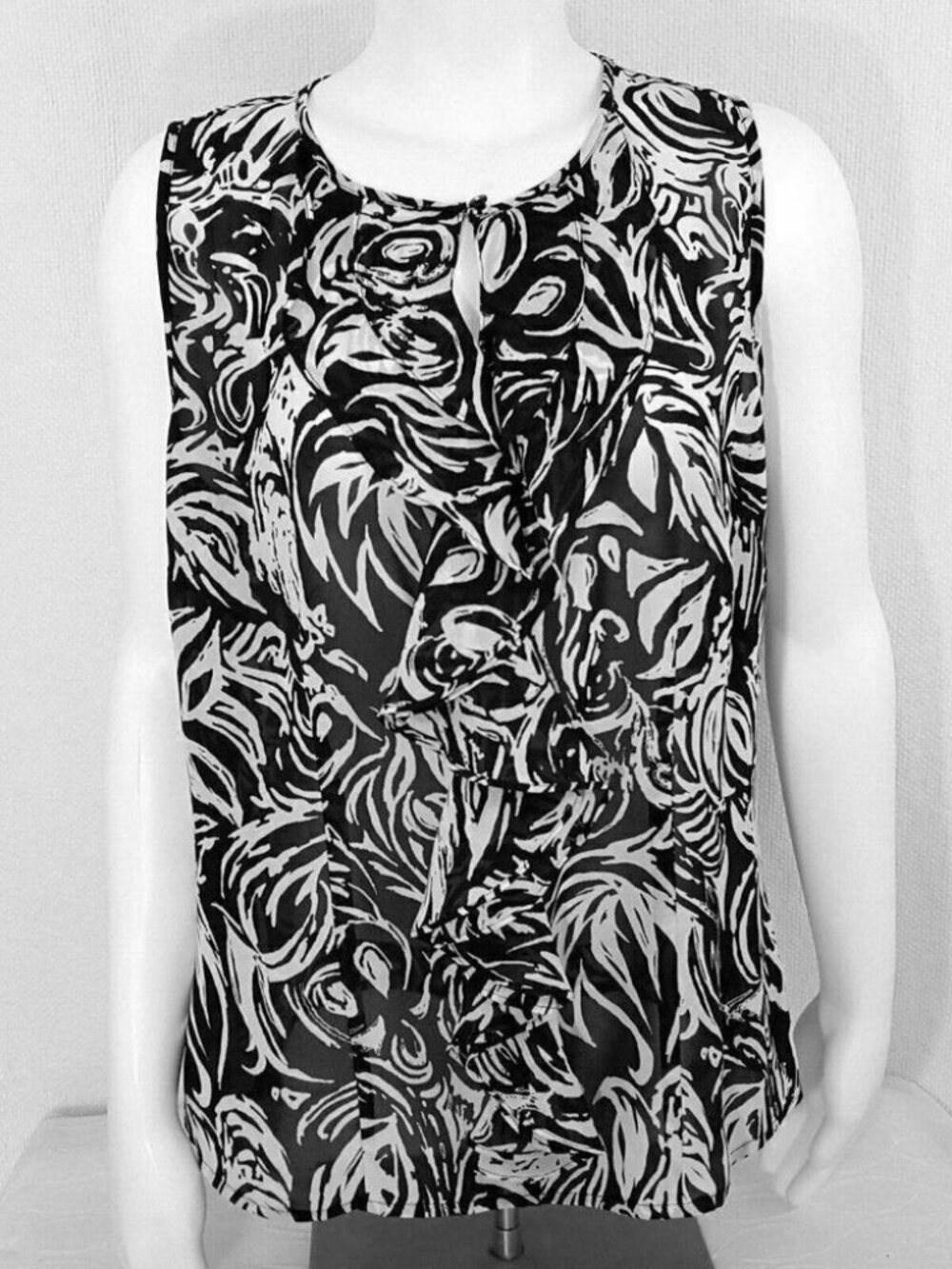Violet & Claire Sleeveless Top Size Large L Keyhole Ruffle front Black White